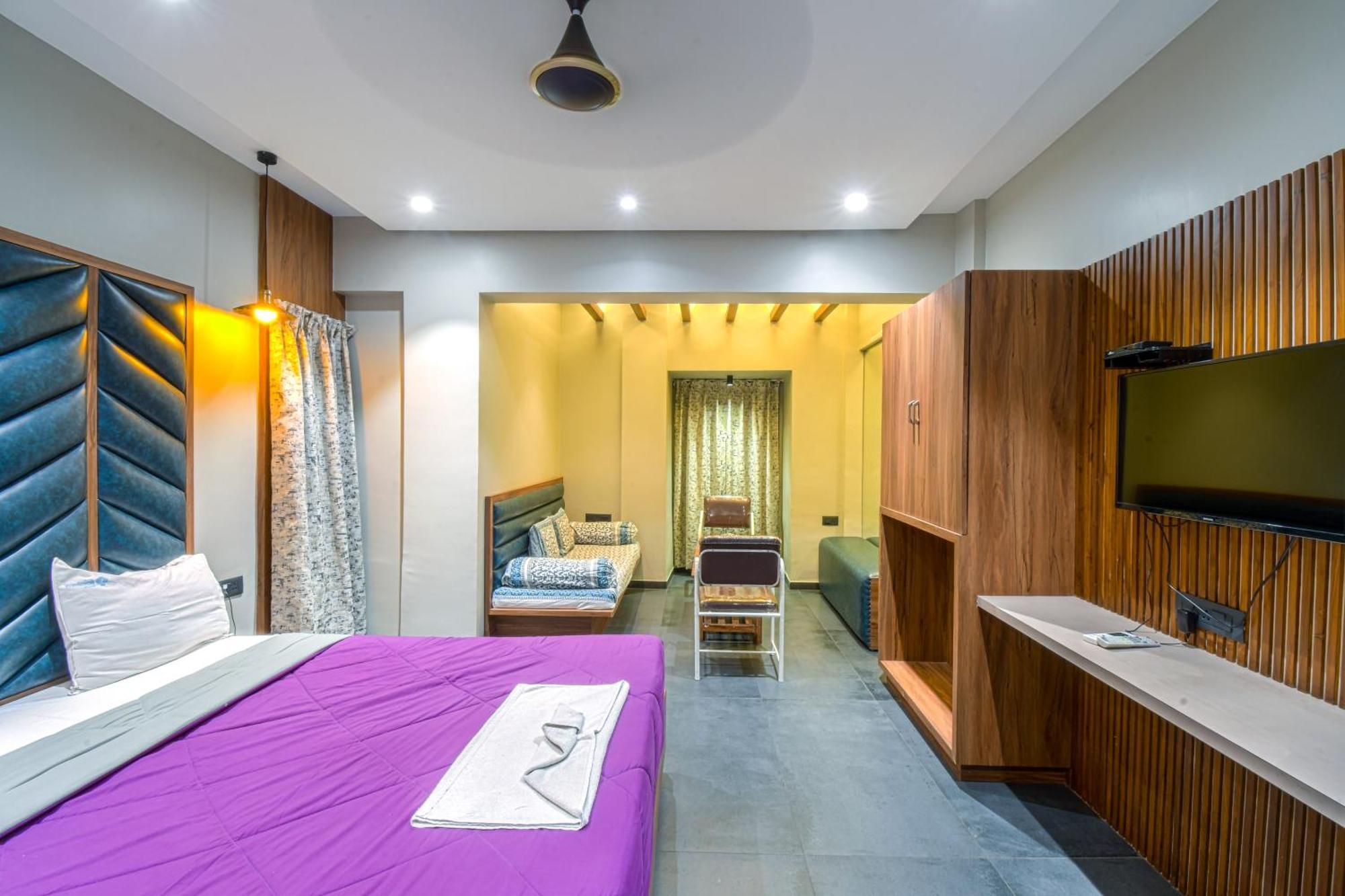 Hotel Vrindavan Deluxe Kolhápur Kültér fotó