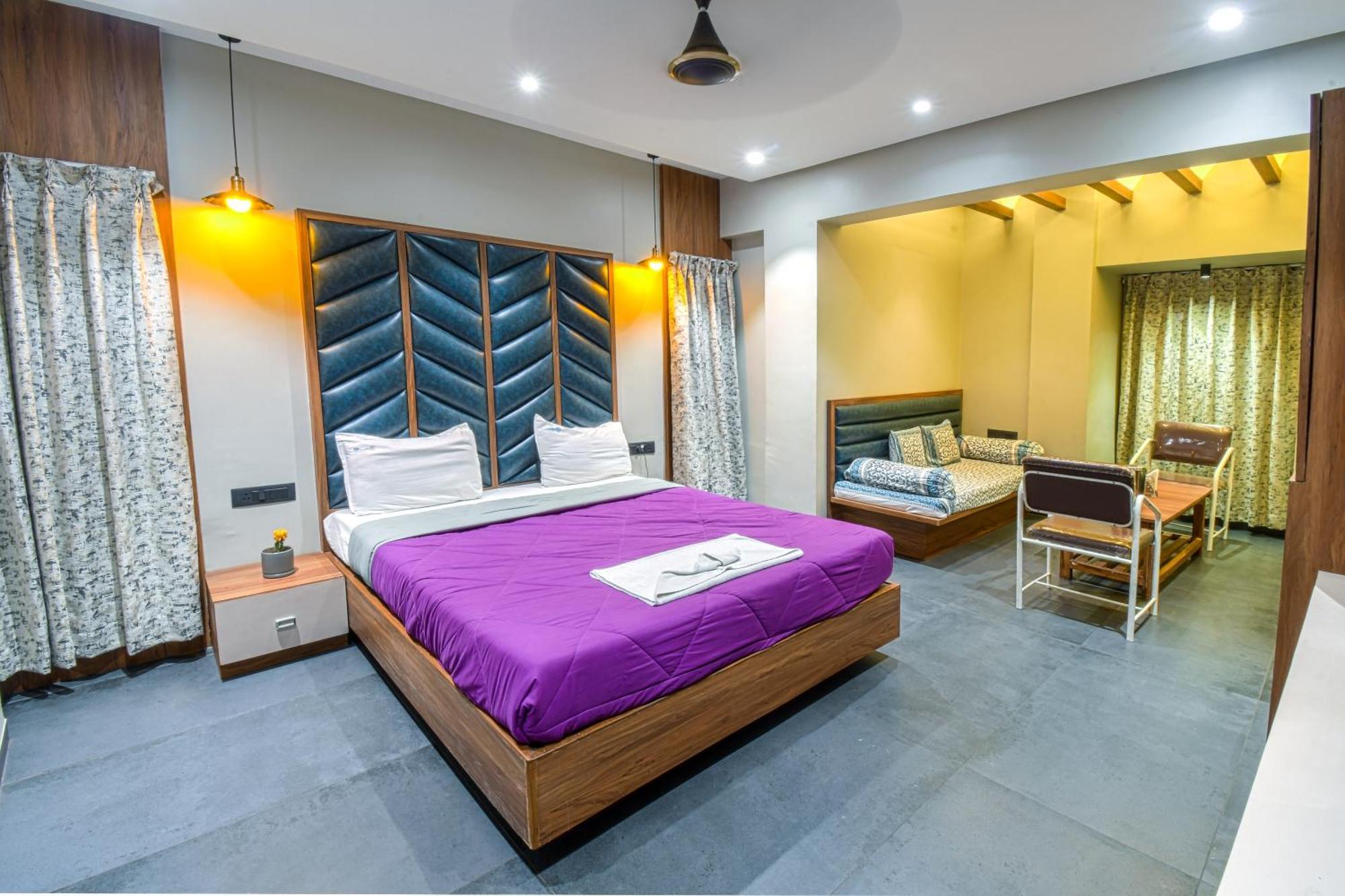 Hotel Vrindavan Deluxe Kolhápur Kültér fotó