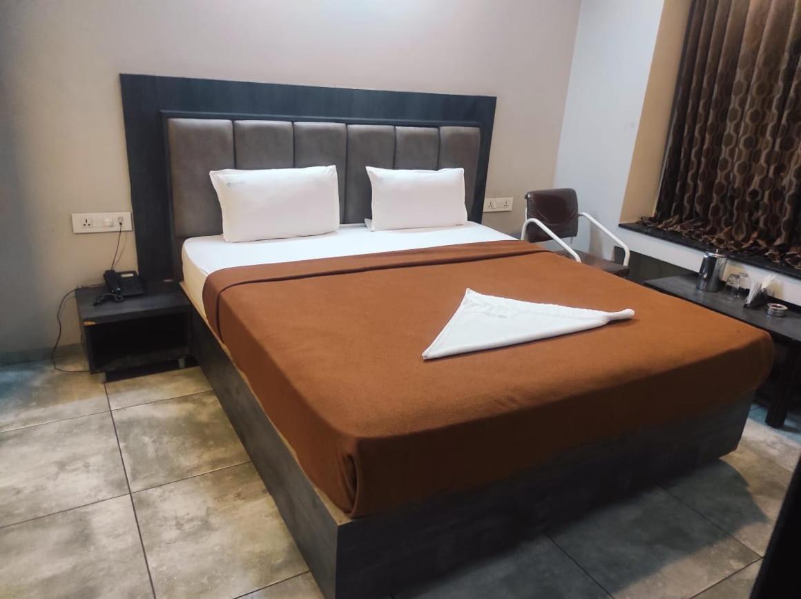 Hotel Vrindavan Deluxe Kolhápur Kültér fotó