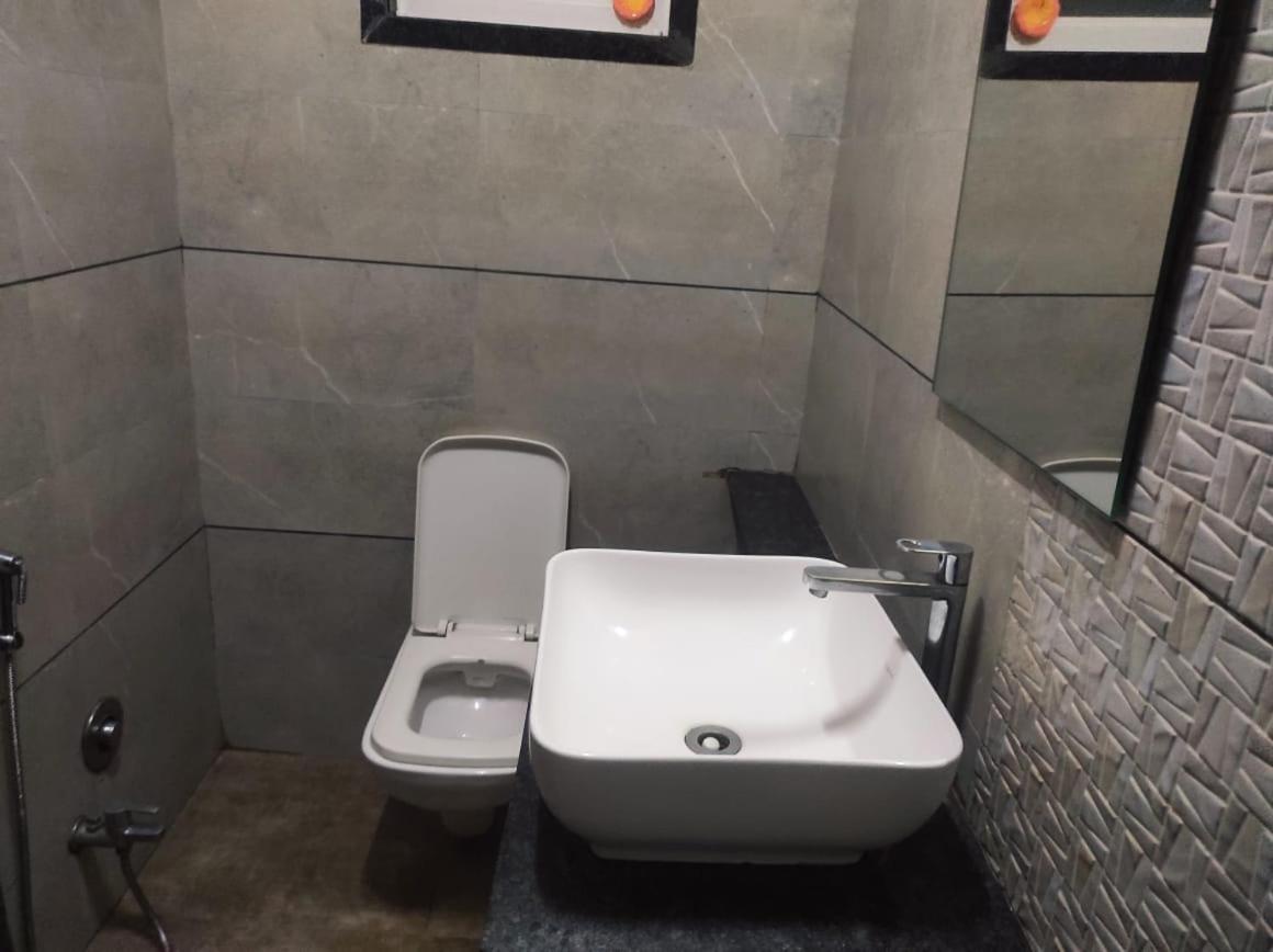 Hotel Vrindavan Deluxe Kolhápur Kültér fotó