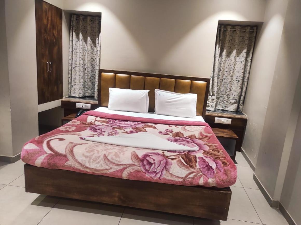 Hotel Vrindavan Deluxe Kolhápur Kültér fotó