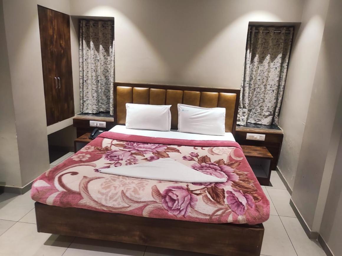 Hotel Vrindavan Deluxe Kolhápur Kültér fotó