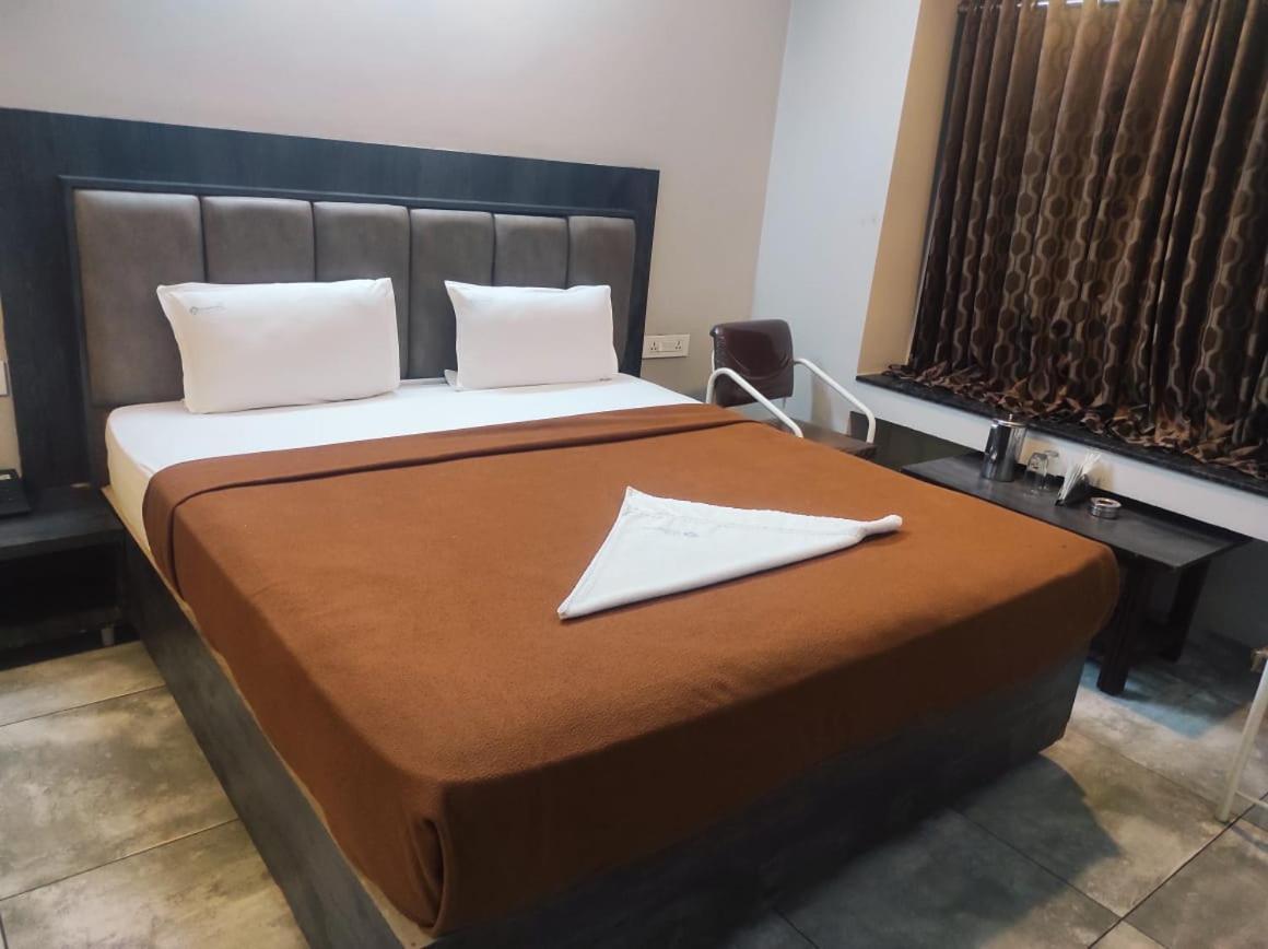 Hotel Vrindavan Deluxe Kolhápur Kültér fotó