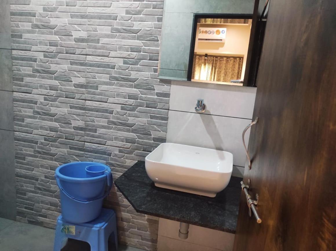 Hotel Vrindavan Deluxe Kolhápur Kültér fotó