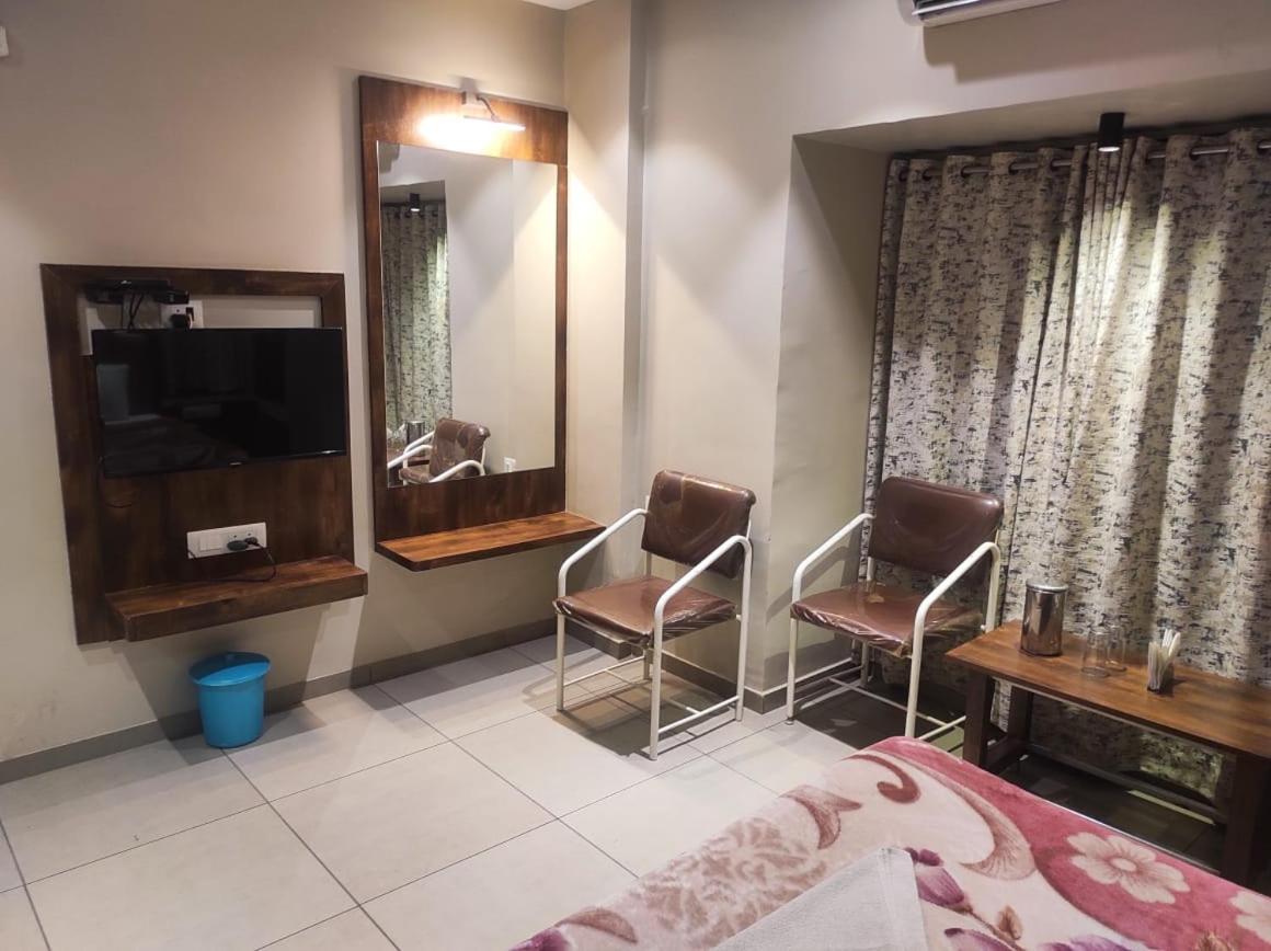 Hotel Vrindavan Deluxe Kolhápur Kültér fotó