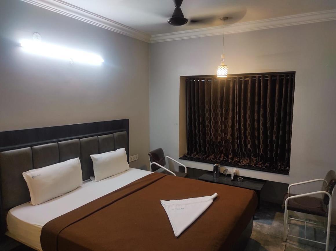Hotel Vrindavan Deluxe Kolhápur Kültér fotó