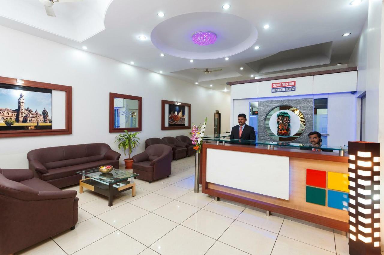 Hotel Vrindavan Deluxe Kolhápur Kültér fotó