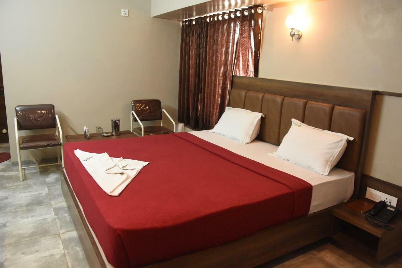Hotel Vrindavan Deluxe Kolhápur Kültér fotó