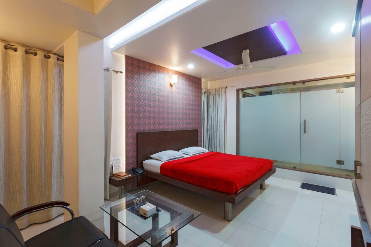 Hotel Vrindavan Deluxe Kolhápur Kültér fotó