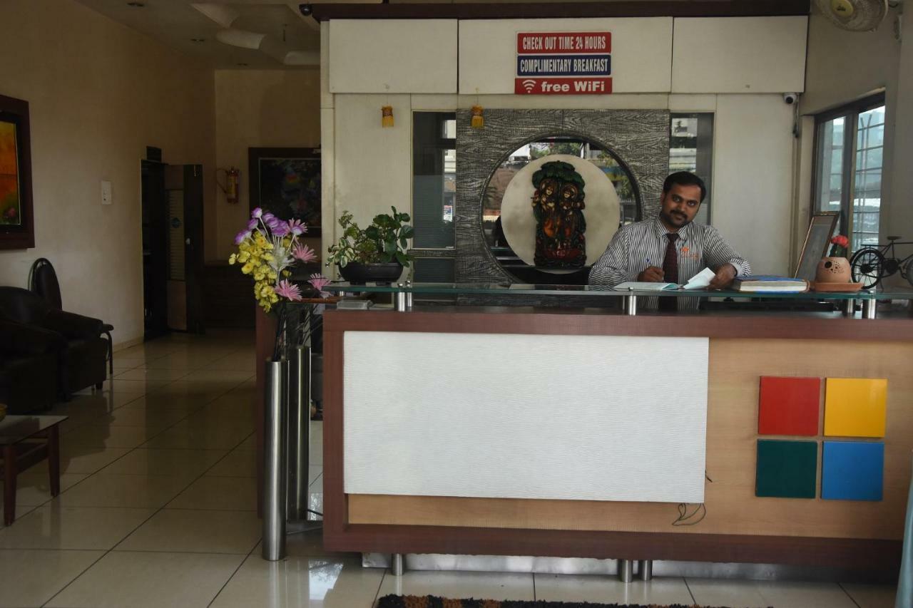 Hotel Vrindavan Deluxe Kolhápur Kültér fotó