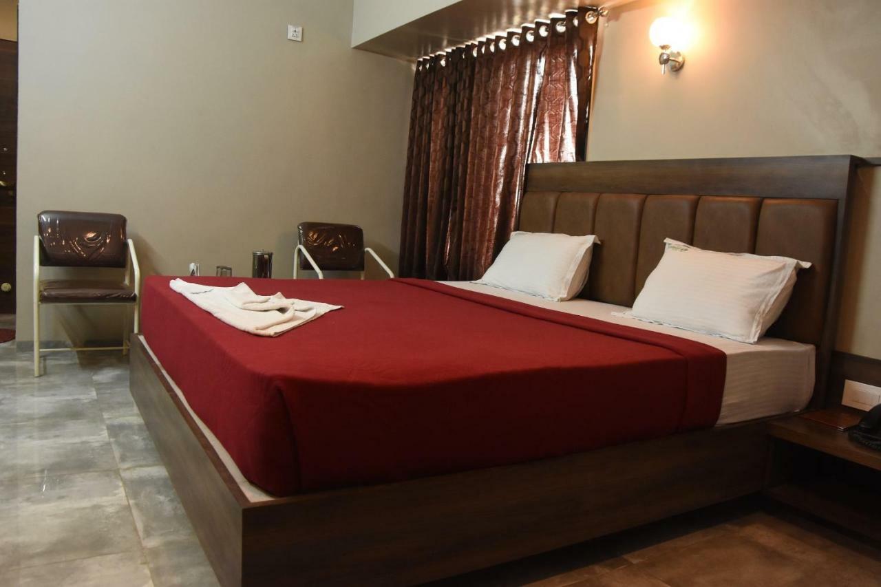Hotel Vrindavan Deluxe Kolhápur Kültér fotó